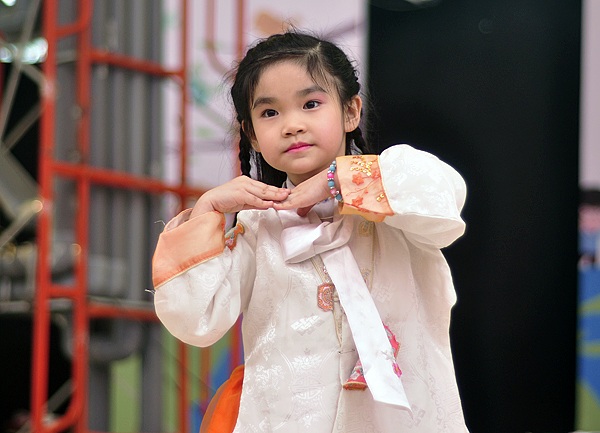 Một bé gái xinh xắn trong trang phục Hanbok của Hàn Quốc