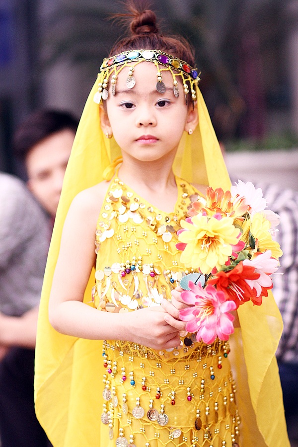 Bạn nhỏ Việt xúng xính trong trang phục truyền thống của bạn bè quốc tế - 5 Nét đáng yêu của một “thiên thần nhí” trong trang phục truyền thống Ấn Độ