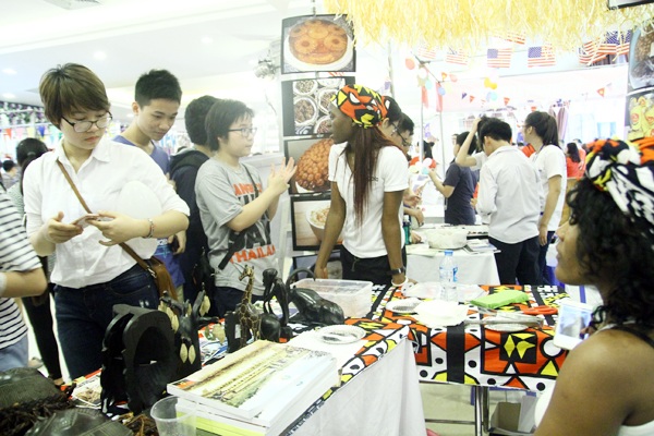 Bạn nhỏ Việt xúng xính trong trang phục truyền thống của bạn bè quốc tế - 8 Gian hàng với rất nhiều vật phẩm đặc trưng của đất nước Angola nhận được sự quan tâm tìm hiểu của nhiều bạn trẻ