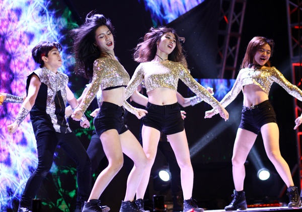 Fan nữ Việt khoe bước nhảy "bốc lửa" đêm nhạc hội Kpop - 5 Những cô gái của S&C Crew cháy hết mình trong điệu nhạc dù là nhóm thi gần cuối cùng của đêm chung kết