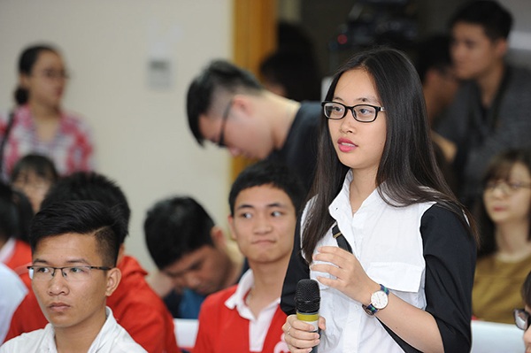 Thủ khoa đại học chia sẻ bí quyết "vượt vũ môn" với bạn trẻ - 2 Các bạn trẻ nêu lên những thắc mắc đối với kỳ thi tuyển sinh năm nay