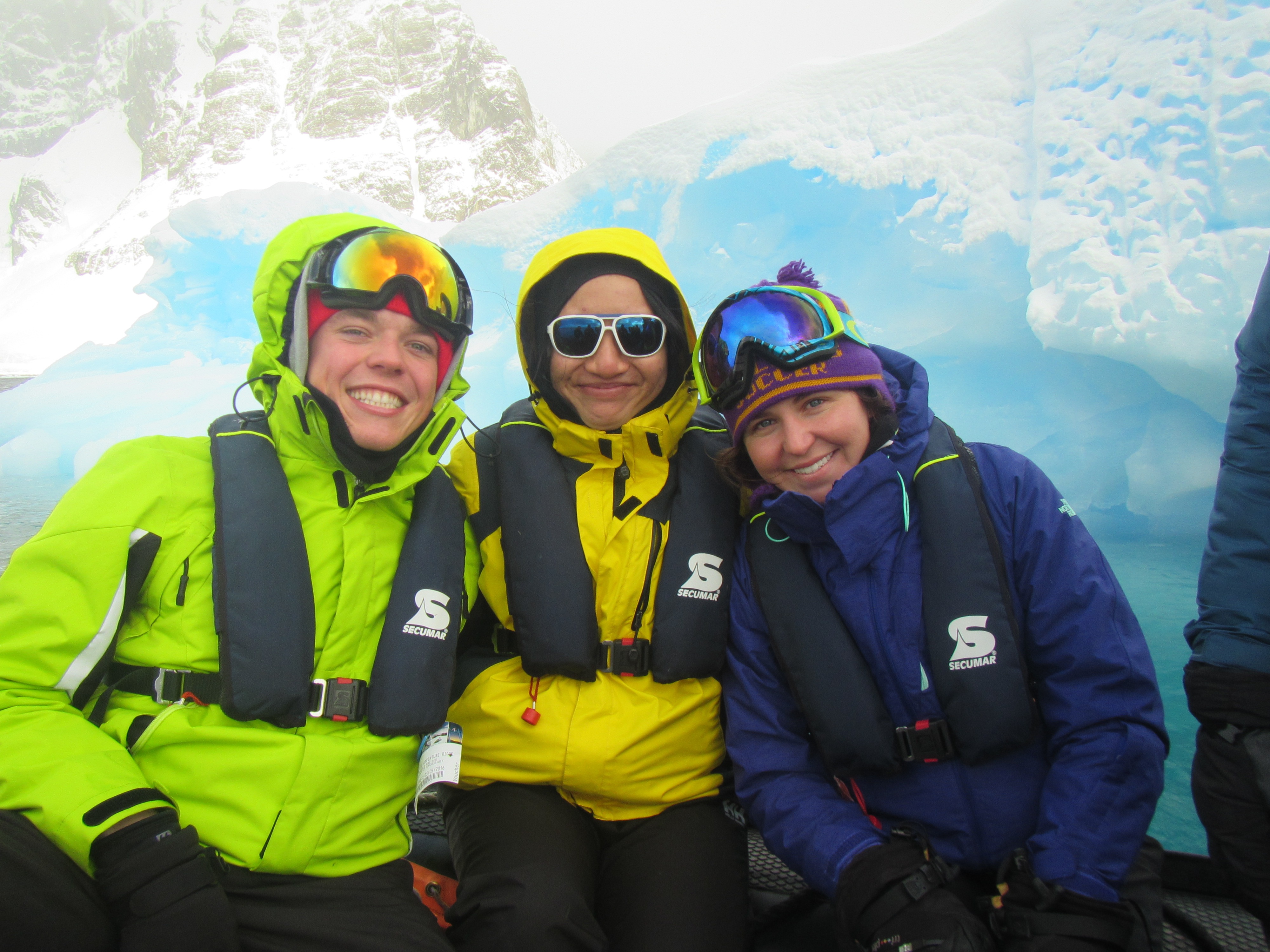 Thuỳ Vân (ở giữa) và những người bạn đồng hành