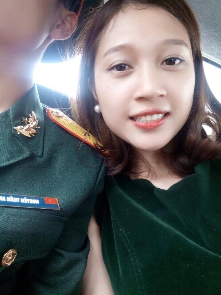Dân mạng xôn xao vì status tình cảm của bạn trai Hoa khôi trường Nhân văn - 2 Hoa khôi Ngọc Anh bên bạn trai