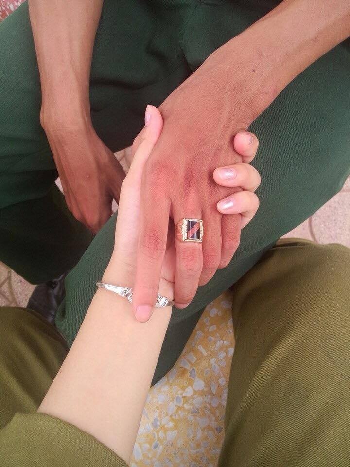 Chuyện tình lãng mạn của chàng trai với nàng Hoa khôi trường Nhân văn - 3 Cái nắm tay tượng trưng cho tình cảm của hai bạn trẻ