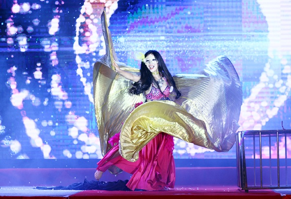 "Nàng Thị Nở" thời hiện nhảy điêu luyện trên sân khấu - 6 Cô nữ sinh của khoa Bảo hiểm Dương Ngọc Bích bí ẩn, quyến rũ trong vũ điệu belly dance