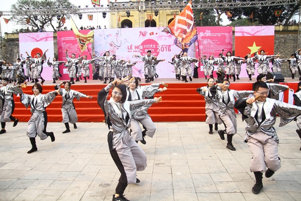 Yosakoi - điệu múa hừng hực khí thế của người Nhật Bản - 1 Nhóm múa Hanoi Sennen Yosakoi với quân số hùng hậu