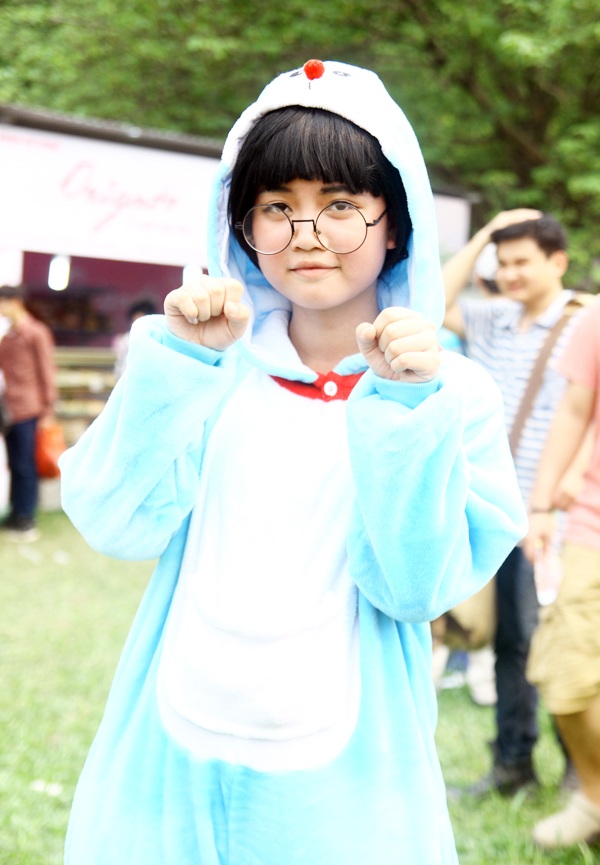 ​Một cô bạn hóa trang thành chú mèo máy Đô-rê-mon ngộ nghĩnh.