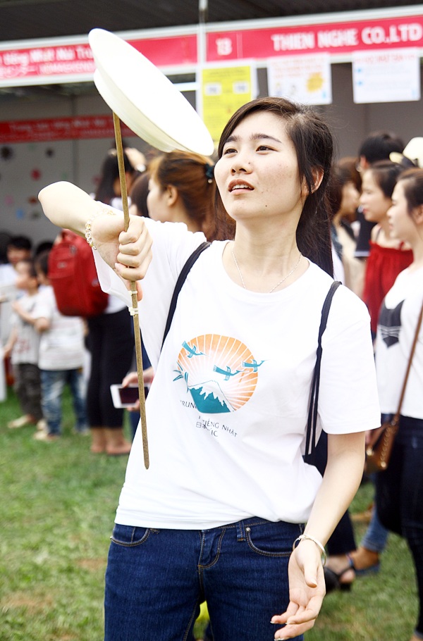 Trò chơi giữ chiếc đĩa quay tròn trên đầu cây gậy khá mới mẻ, thu hút nhiều bạn trẻ tập thử