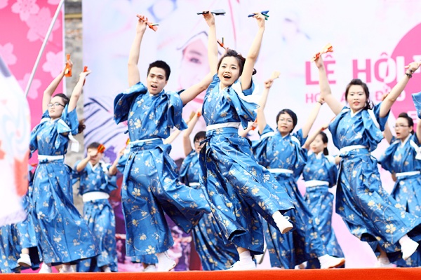 Yosakoi - điệu múa hừng hực khí thế của người Nhật Bản - 4 Đội Núi Trúc Sakura Yosakoi nổi bật với trang phục xanh mở màn “bữa tiệc” yosakoi
