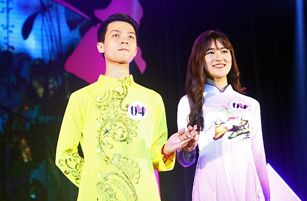 Lộng lẫy đêm chung kết "Hoa của đá" ĐH Xây dựng - 8 Cặp đôi đẹp đôi nhất thuộc về đôi thí sinh SBD 4: Trần Huyền Trang - 60KTE và Nguyễn Minh Hiếu