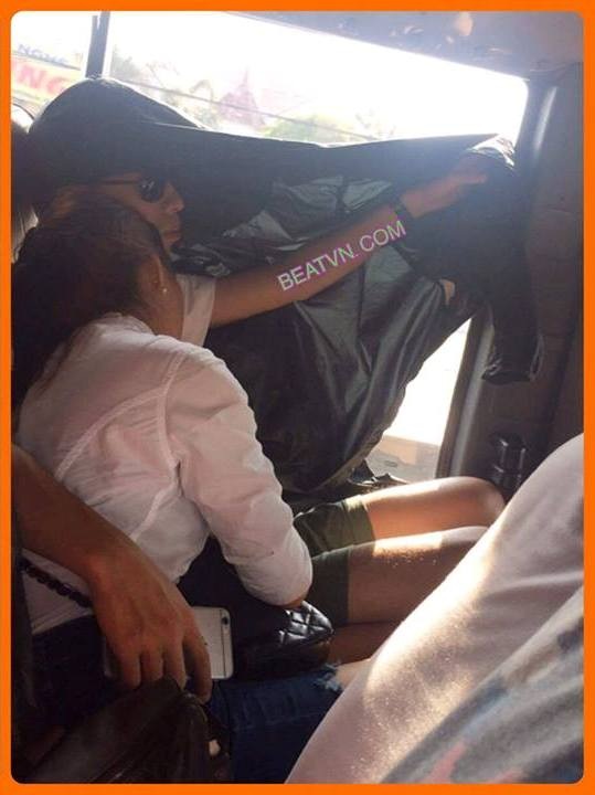 Chàng trai che nắng cho bạn gái suốt 2 giờ đồng hồ trên chuyến xe. Anh chàng khiến nhiều cô gái phải ghen tị với bạn gái của anh.