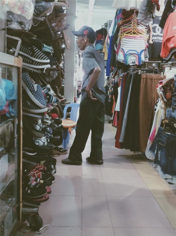 Câu chuyện ông cụ khoảng 70 tuổi vào chợ Thủ Đức, TP HCM mua giày tặng người vợ ở quê gây chú ý trong cộng đồng mạng. Câu chuyện do bạn Lưu Khánh Quyên (SV trường Đại học Quốc tế Sài Gòn) đăng tải trên trang cá nhân:“Nay ra chỗ mẹ, thấy cảnh này dễ thương ghê. Đang ngồi canh hàng thì thấy một ông cụ tầm 60 mấy 70 rồi, nhưng đi lại nhanh nhẹn lắm. Ông qua bên quầy giày dép kế quầy mẹ tui hỏi cô chủ: Cô ơi có bán giày cho bà già không, giày ý giày cho bà già cỡ 50 – 60 tuổi ấy. Cổ tìm thì không thấy nên bảo ông qua quầy xéo xéo xem, rồi cũng không có nên ông quay lại. Ông không biết gì về giày dép phụ nữ hết, cứ lóng ngóng dòm mà chẳng biết cái nào ra cái nào nên gọi cho bà hỏi bà thích đi giày làm sao, rồi ông bảo cô chủ lấy ông đôi nào có nơ ấy. Cổ đang tìm thì ông thấy một đôi, ông cầm rồi ngồi xuống rồi tự lấy chân ông thử luôn. Cổ bảo: chân bà cỡ chân ông à ? ông cứ chăm chú nhìn đôi giày thôi, rồi cô kêu: Thôi, đôi đấy nhỏ xíu làm sao vừa để con lấy đôi khác size to hơn. Cổ đưa ông size to hơn thì ông lại tiếp tục xỏ chân vào thử, dễ thương ghê. Ông nghĩ là chân ông vừa thì chân bà sẽ vừa nên cứ đi vô thử thôi, nhưng chân đàn ông mà, làm sao vừa thế nên cô kêu tui lại thử dùm ông xem (vì chân tui to, nếu chân tui vừa thì chắc là chân bà sẽ vừa. Cổ hỏi sao ông không dắt bà theo hay đi với người nữ nào cho dễ mua mà lại đi một mình, ổng bảo bà dưới quê ông sắp về quê nên ông mua giày với đồ ăn đem về cho bà. Bởi ta nói hạnh phúc đâu có cần cái gì to tát, yêu thương nó đơn giản thế này thôi bên nhau cả đời chưa chán”.