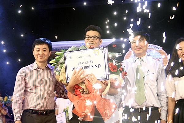 Nam sinh Hà Nội làm mới bản hit của Justin Bieber - 9 Giây phút đăng quang của Ngô Anh Đạt – học sinh lớp 10A4 trường THCS Vinschool.