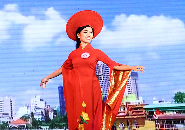 Nữ sinh Ngoại giao đua sắc với trang phục truyền thống khắp 5 châu - 2 Phạm Hà Anh mở đầu phần thi với trang phục áo dài Việt Nam với họa tiết Quốc hoa trên thân áo