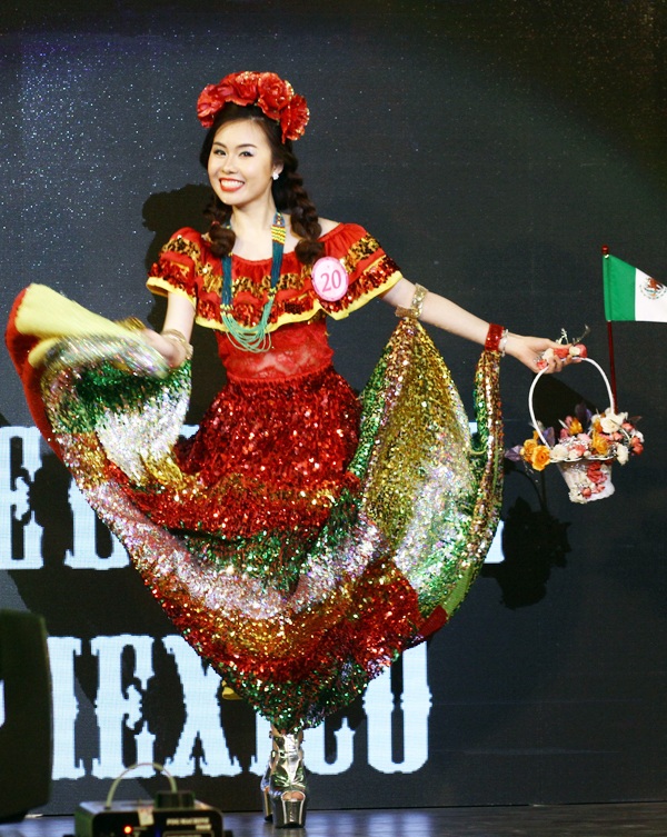 
Hoa khôi tài năng Nguyễn Ngọc Linh rực rỡ thể hiện những bước nhảy yêu đời gợi nhắc lễ hội Carnaval của người dân Mexico
