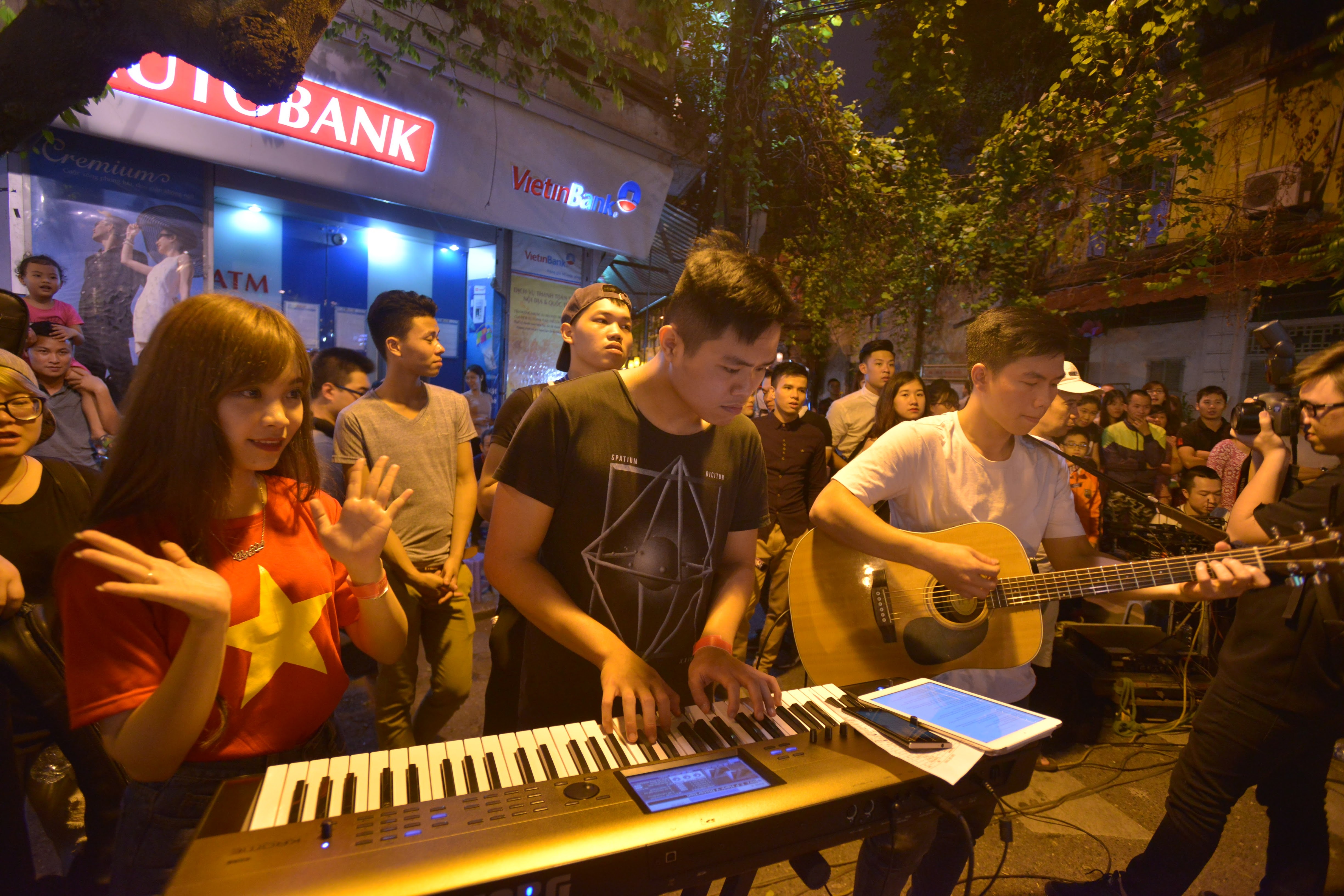 Tối thứ 7 (ngày 23/4), buổi diễn du ca nhạc cách mạng mang tên ‘Mãi mãi tuổi 20’ diễn ra tại nút giao Mã Mây - Hàng Buồm - Đào Duy Từ.