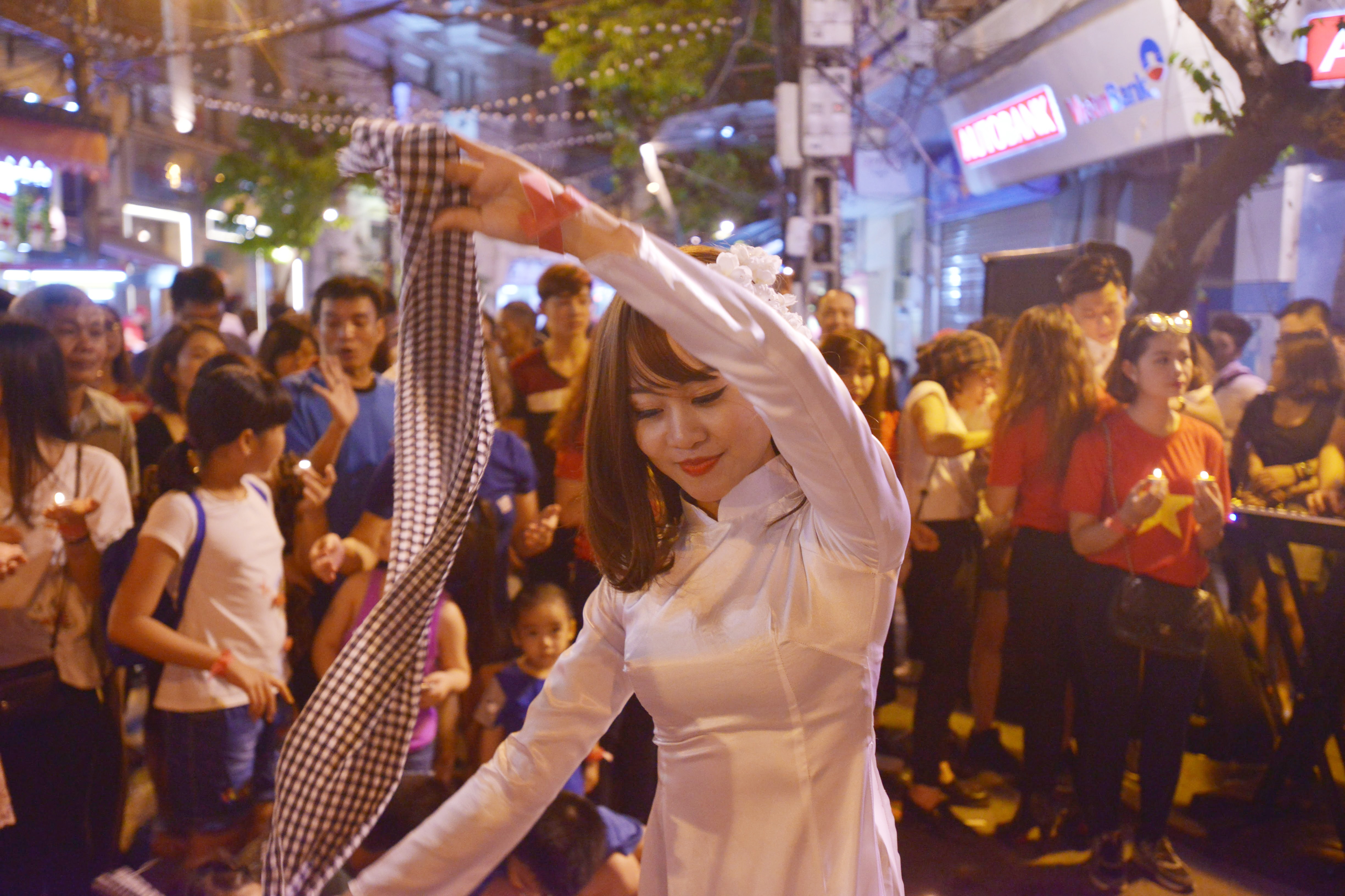 Mọi người cùng truyền tay nhau những ngọn nến và cùng hát vang bài ca tưởng nhớ chị Võ Thị Sáu.