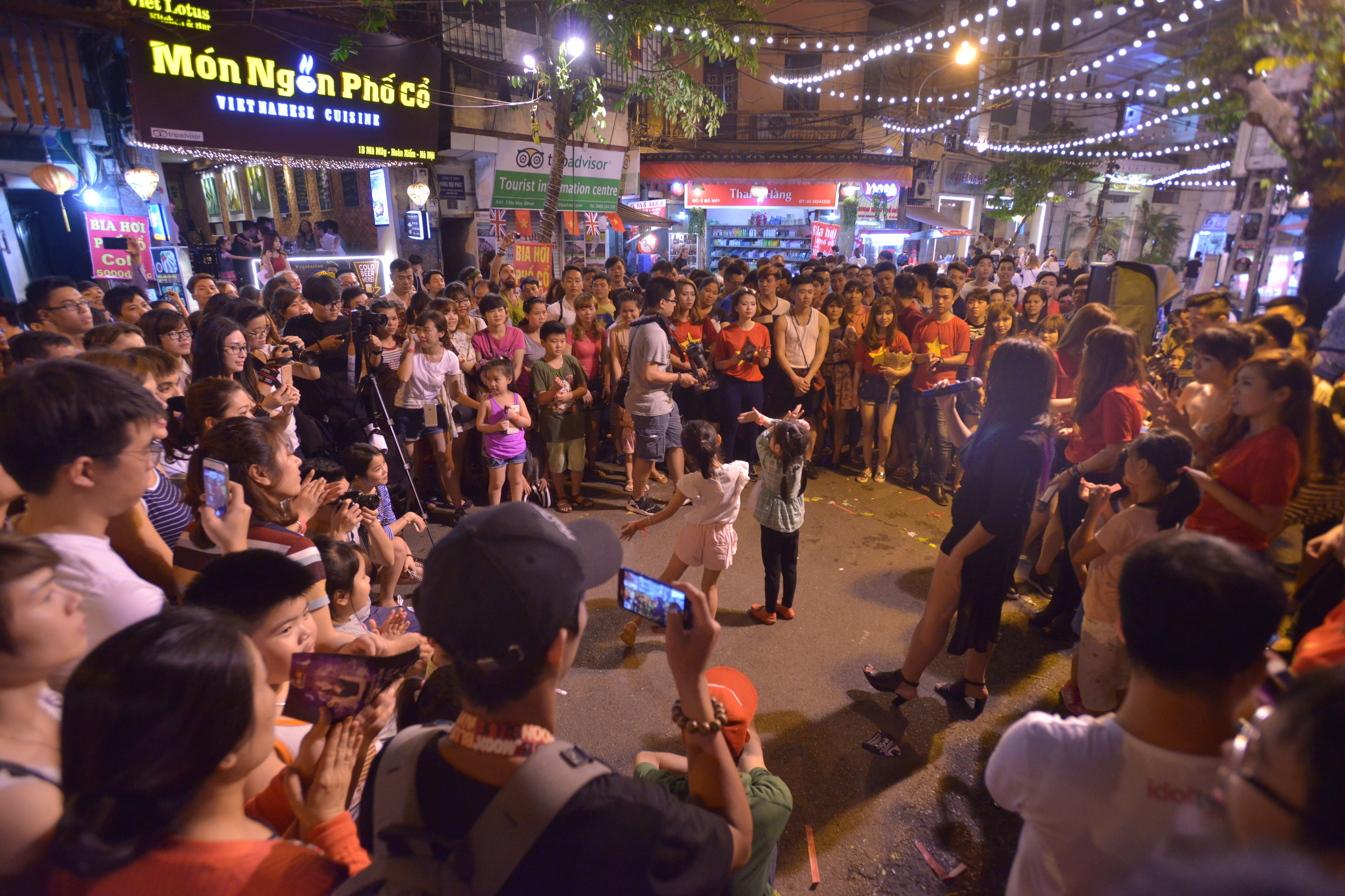 Đây là tuyến đường đi bộ thuộc khu phố cổ, thu hút rất đông người dân và các bạn trẻ.