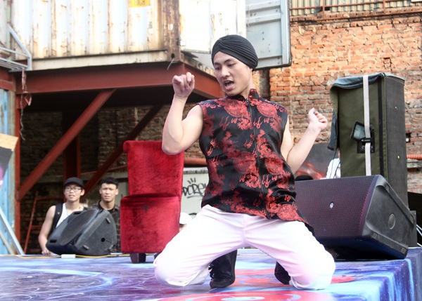Dancer 11 tuổi vô địch giải nhảy Hiphop với... nhạc Rock - 8 Dancer Đức Zupi mang đến một làn gió mới lạ cho cộng đồng hiphop khi thể hiện thời trang và phong cách nhảy unisex độc đáo