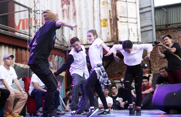 Dancer 11 tuổi vô địch giải nhảy Hiphop với... nhạc Rock - 9 Maru – cô gái người Nga hòa nhịp cùng các vũ công Việt Nam