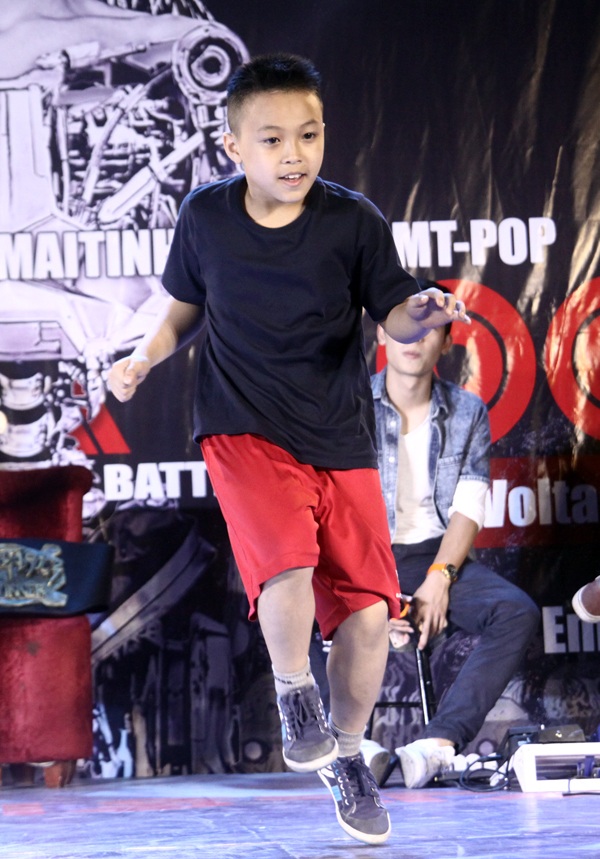 Dancer 11 tuổi vô địch giải nhảy Hiphop với... nhạc Rock - 2 Thân hình bé nhỏ, gương mặt “búng ra sữa” nhưng dancer 11 tuổi lại khiến bao dancer gạo gội đầu hàng