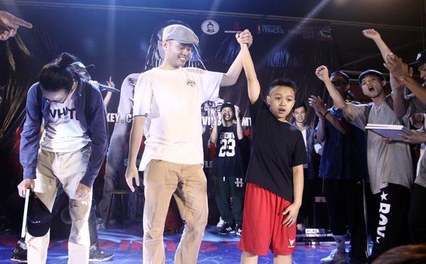 Dancer 11 tuổi vô địch giải nhảy Hiphop với... nhạc Rock - 4 Giây phút được ban Trọng tài xướng tên ngôi Vô địch