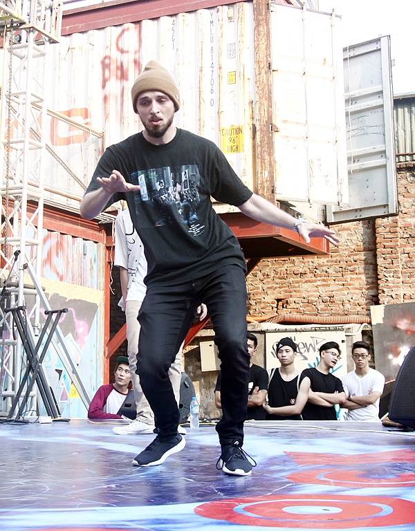 Dancer 11 tuổi vô địch giải nhảy Hiphop với... nhạc Rock - 7 Một vũ công nước ngoài cũng góp mặt tại giải đấu