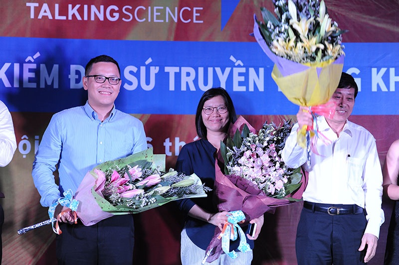 Tìm ra đại diện Việt Nam thi thuyết trình khoa học tại Anh - 6
PGS. TS. Lê Anh Vinh, Nhà báo Nhật Hoa, GS.TS. Mai Trọng Nhuận là những vị giám khảo vừa lắng nghe, vừa đặt câu hỏi cho các thí sinh trong đêm chung kết cuộc thi FameLab VN