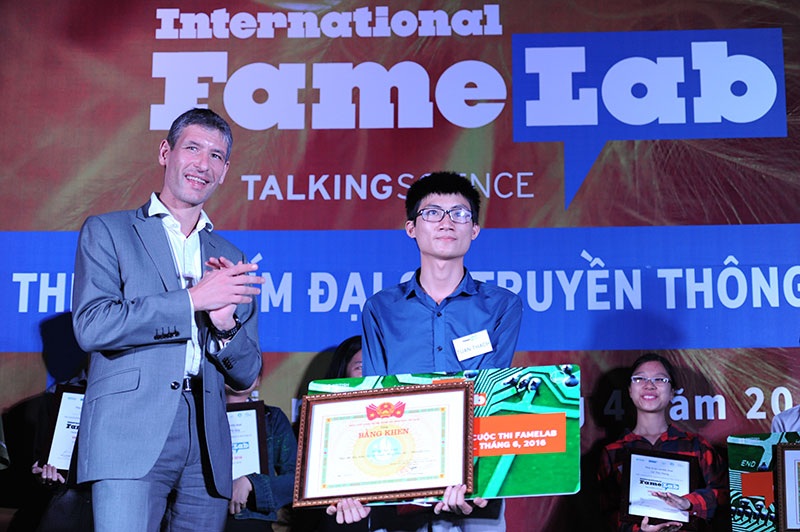 Tìm ra đại diện Việt Nam thi thuyết trình khoa học tại Anh - 1 Phạm Tuấn Thạch được trao giải Nhất cuộc thi Đại sứ truyền thông khoa học FameLab VN 2016, giành suất tham dự cuộc thi này ở quy mô quốc tế