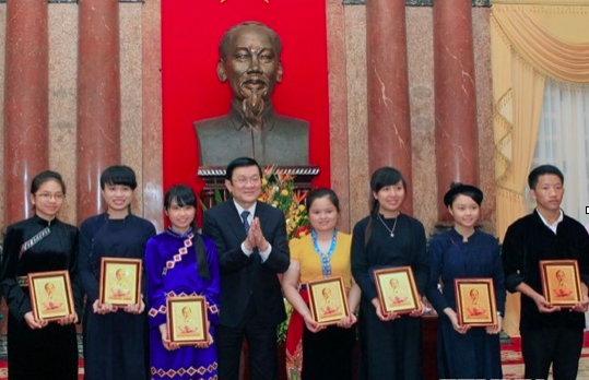 Nam sinh người Mông 29 điểm khối C - Niềm tự hào của cao nguyên đá - 2 Vừ Mí Kỵ được Chủ tịch nước Trương Tấn Sang khen tặng