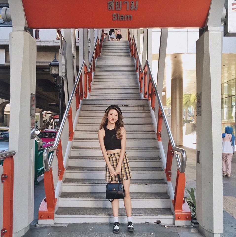 Hot girl Quỳnh Anh Shyn là "trùm" ảnh check-in? - 8 Dù chỉ là một cái cầu thang, cô nàng cũng khiến cho nó trở nên nổi bật trên ảnh