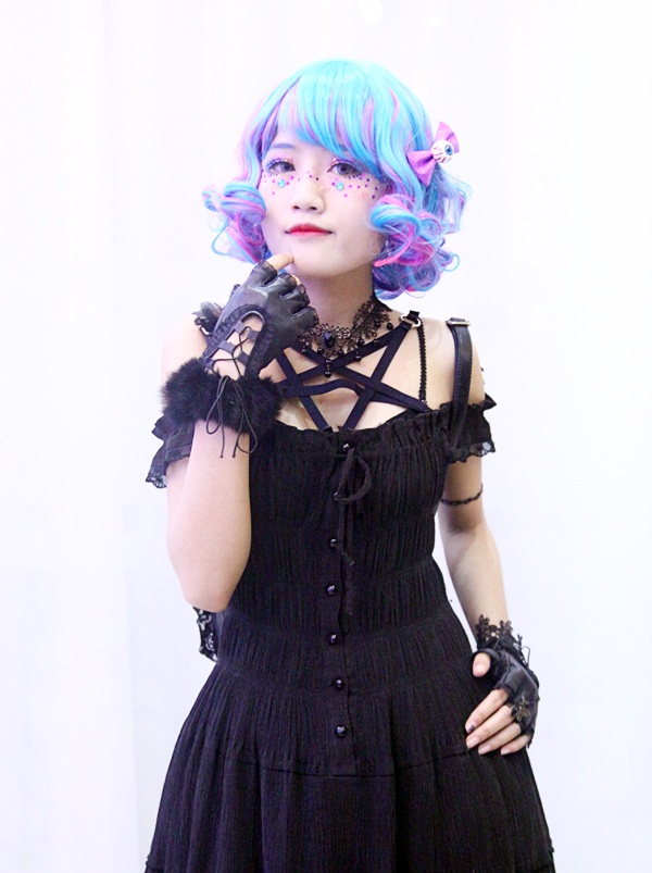 Nữ sinh đáng yêu học ngành thời trang, đam mê cosplay - 4 Đôi mắt to tròn được trang điểm kĩ lưỡng với những hạt cườm màu sắc
