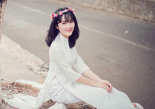 Ảnh kỷ niệm tuổi học trò của hai cô bạn thân "như hình với bóng" - 11 Hai cô bạn muốn nhớ mãi những kỷ niệm thuở học trò thân thương. Áo dài trắng là trang phục gần gũi nhất với hai bạn.