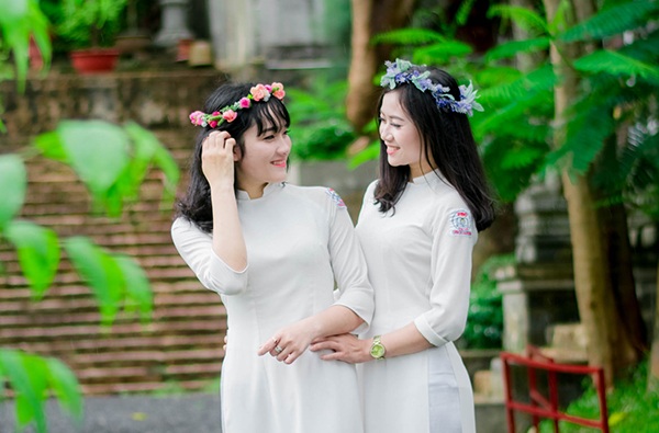 Ảnh kỷ niệm tuổi học trò của hai cô bạn thân "như hình với bóng" - 9 Một người chưa nói thì người kia đã hiểu ý.