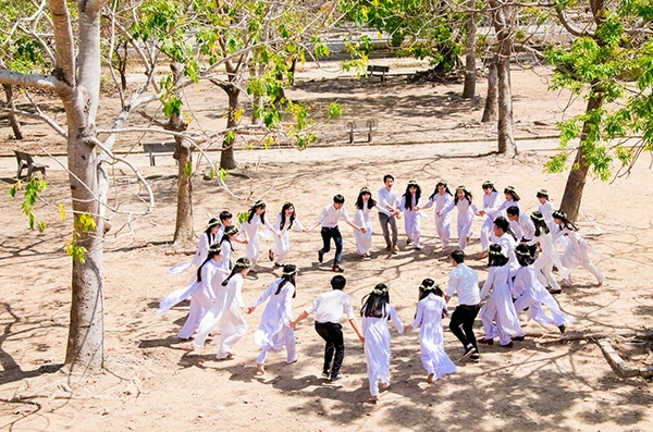 Bộ ảnh đúng chất học trò giữa "rừng" kỷ yếu phá cách - 2 Sân trường rợp bóng cây nhiều kỷ niệm