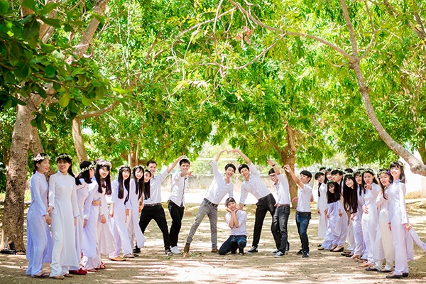 Bộ ảnh đúng chất học trò giữa "rừng" kỷ yếu phá cách - 3 Trường THPT Trần Quốc Tuấn có một khoảng sân rộng, rợp bóng cây mà không phải trường học nào ở thời nay cũng có