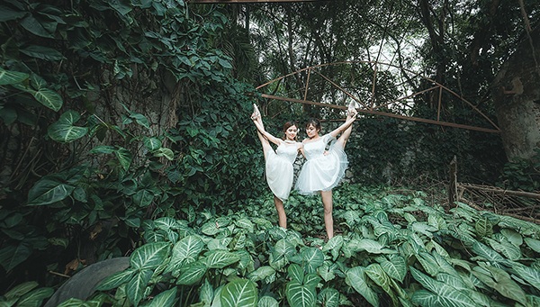 Vũ điệu ballet của nữ sinh trường Múa giữa thiên nhiên xanh mướt - 3 Bùi Khánh Ninh (17 tuổi) và Nguyễn Tuyết Dung (21 tuổi) đắm mình giữa không gian thiên nhiên tươi mát.