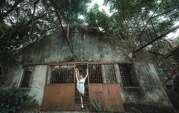 Vũ điệu ballet của nữ sinh trường Múa giữa thiên nhiên xanh mướt - 9 Cho dù là giữa vườn cây hay là trong một ngôi nhà hoang, ballet đều toát lên vẻ đẹp riêng.