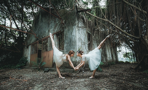 Vũ điệu ballet của nữ sinh trường Múa giữa thiên nhiên xanh mướt - 7 Sự kết hợp ăn ý của hai cô bạn gái trong điệu vũ ballet