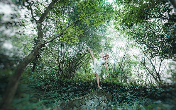 Vũ điệu ballet của nữ sinh trường Múa giữa thiên nhiên xanh mướt - 5 Cùng với tâm trạng thư thái, điệu vũ của hai cô gái trẻ như hòa nhập với cảnh vật, vô cùng hút mắt.