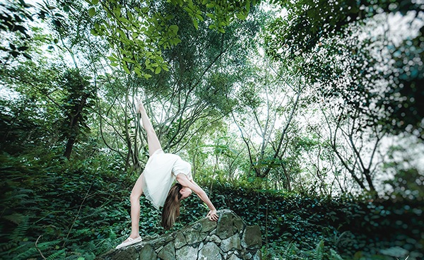 Vũ điệu ballet của nữ sinh trường Múa giữa thiên nhiên xanh mướt - 4 Khánh Ninh và Tuyết Dung thoải mái thể hiện niềm đam mê với ballet giữa thiên nhiên xinh đẹp.