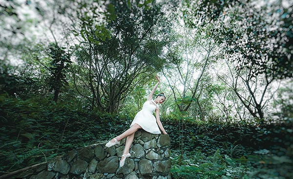Vũ điệu ballet của nữ sinh trường Múa giữa thiên nhiên xanh mướt - 1 Không phải đi đâu xa để nghỉ dưỡng để có thể hít thở bầu không khí trong lành, hai nữ sinh trường múa tìm tới một khu vườn bỏ hoang ở ngoại thành Hà Nội để cắm trại cuối tuần.