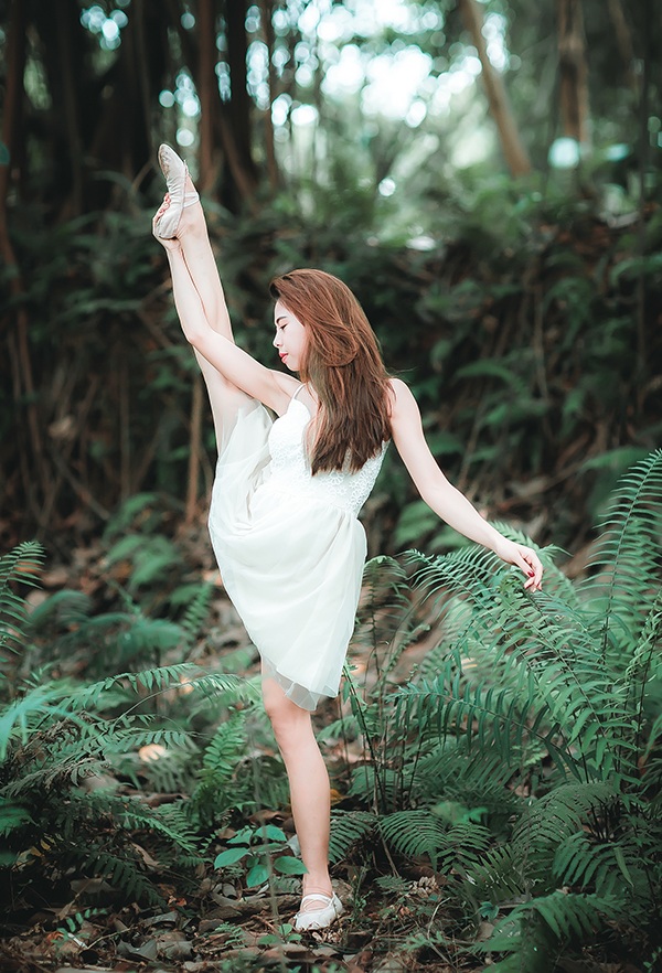 Vũ điệu ballet của nữ sinh trường Múa giữa thiên nhiên xanh mướt - 2 Sau những ngày học tập căng thẳng, hai cô nữ sinh trường Cao đẳng múa Việt Nam thả hồn vào không gian khoáng đạt.