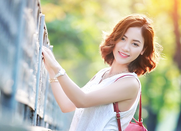 Học cô bạn 9x vóc dáng nhỏ nhắn tạo hình xinh đẹp, bắt mắt - 3 Mùa hè này, Hường chọn cách trang điểm nhẹ nhàng với tông nâu và hồng