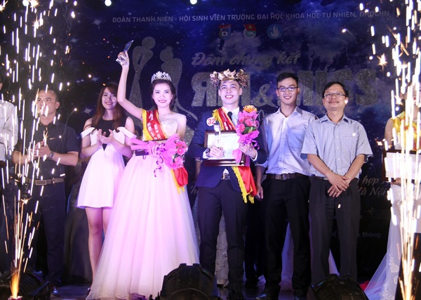 Nữ sinh đăng quang Hoa khôi ĐH Khoa học Tự nhiên dù thi ứng xử chỉ khoảng... 10 giây - 3 Khoảnh khắc đăng quang của Ngọc Hà và Phạm Công Sơn Hải
