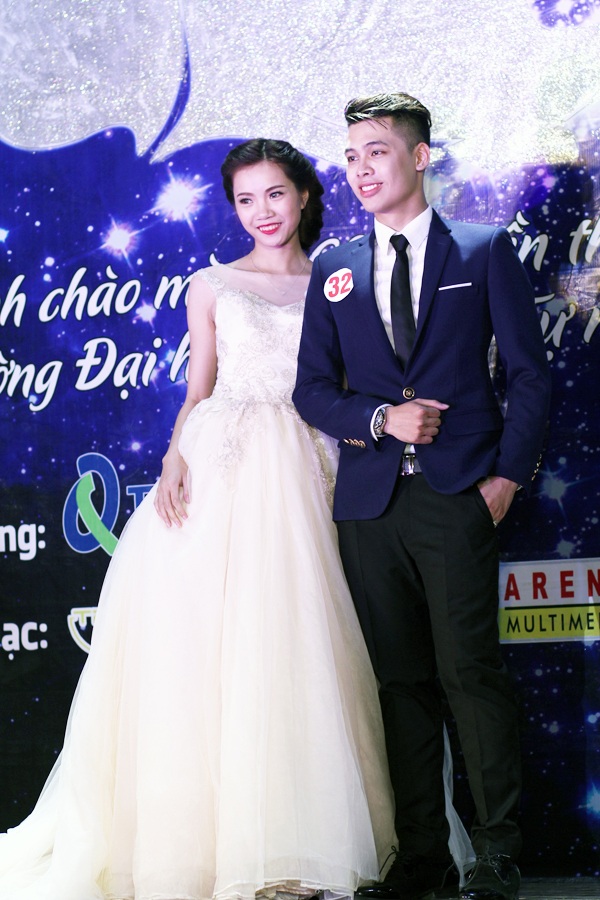 Chân dung tân Hoa khôi "10 giây thi xong ứng xử" của trường ĐH Khoa học tự nhiên - 2 Phối hợp ăn ý với bạn diễn trên sân khấu