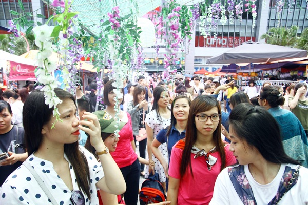 Lễ hội "hoa tử đằng... giả": Bạn trẻ Hà Nội từ háo hức đến thất vọng - 8 Một bạn trẻ thất vọng nói: “Dàn hoa vải trang trí đám cưới còn đẹp hơn”