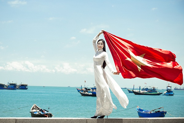 Tình yêu của cô gái xứ Nghệ với biển miền Nam - 5
Nhiếp ảnh Hoàng Minh Hóa chia sẻ về cơ duyên ra đời bộ ảnh này: Vào 1 đêm ngồi bên cửa sổ, vừa ngắm trăng vừa nghe bài bài hát Biển hát chiều nay của Nguyễn Phi Hùng thì mình có cảm xúc muốn chụp 1 bộ ảnh về biển nên đã quyết định tiến hành ngay cùng với những người bạn.