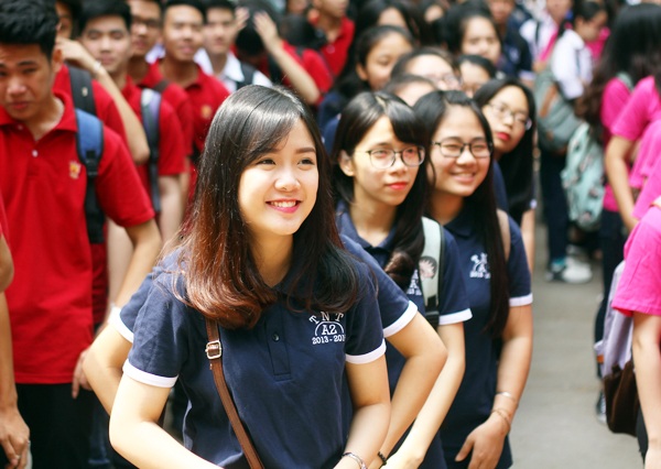 Nữ sinh THPT Trần Nhân Tông xinh xắn khoe “màu cờ sắc áo” - 1 Phạm Vũ Khánh Linh – học sinh lớp 12A2 nở nụ cười rạng rỡ trong hàng ngũ của lớp mình