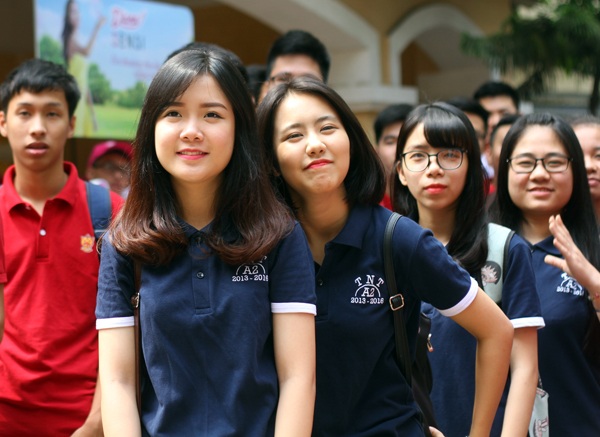Nữ sinh THPT Trần Nhân Tông xinh xắn khoe “màu cờ sắc áo” - 2 Màu áo xanh tím than như càng tôn thêm nước da trắng hồng, đôi mắt to tròn và nụ cười duyên dáng của cô bạn